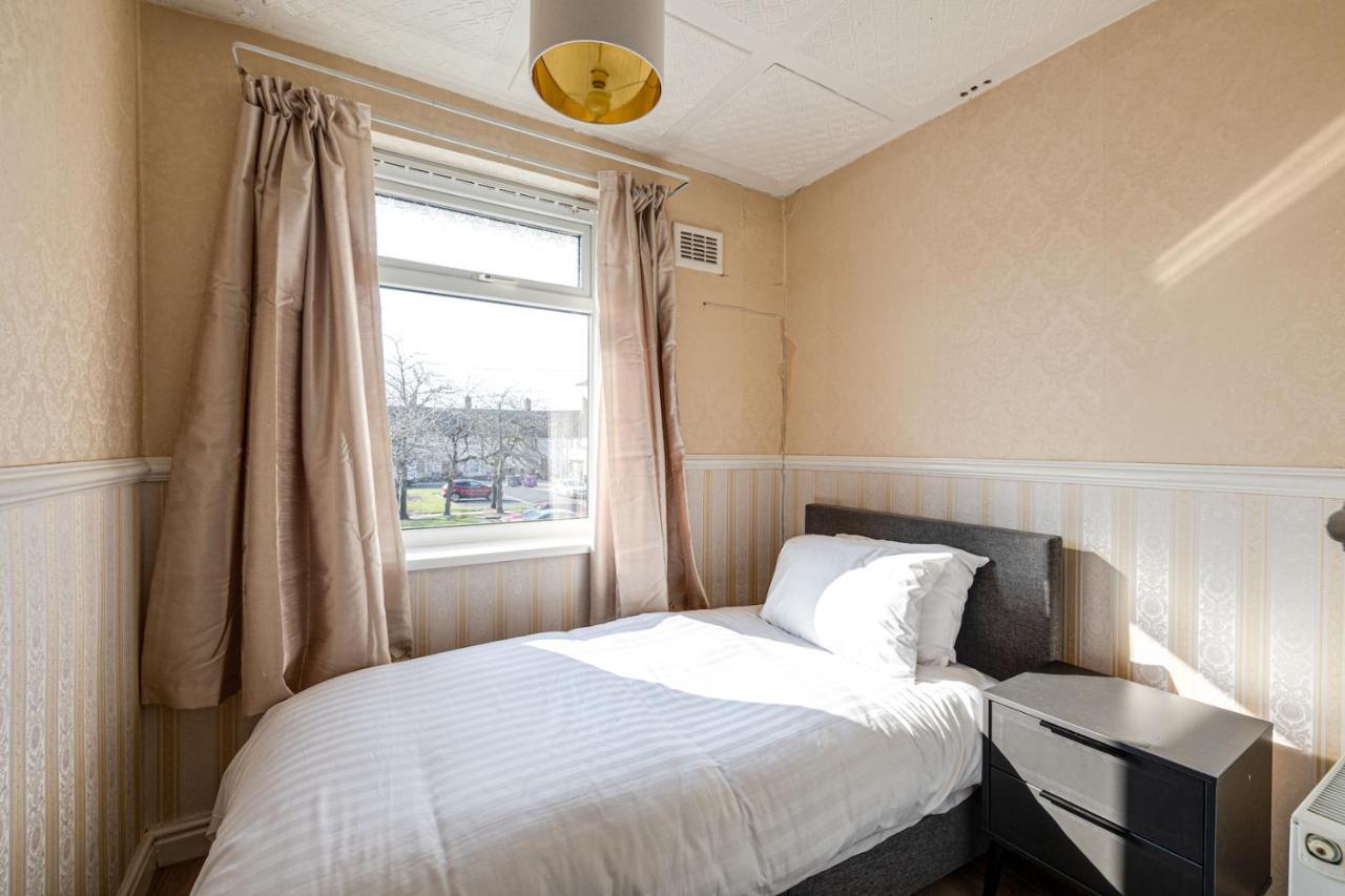 George Harrison'S Former 3Bed Home In Liverpool Speke Esterno foto